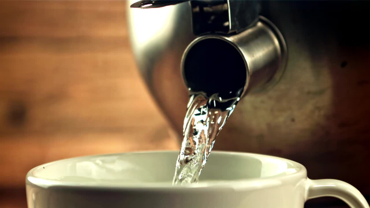 在家煮香咖啡。拍摄是慢动作1000帧/秒。视频素材
