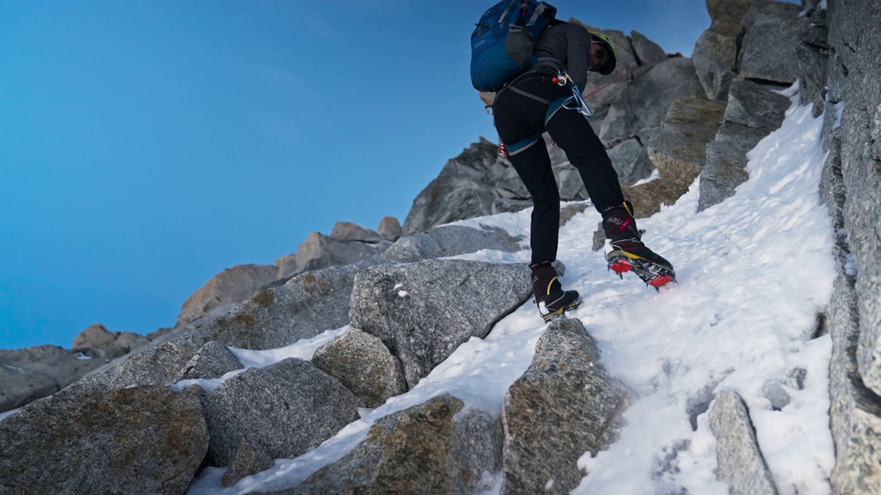 用绳索攀登高海拔山脉。冬天的风景视频素材