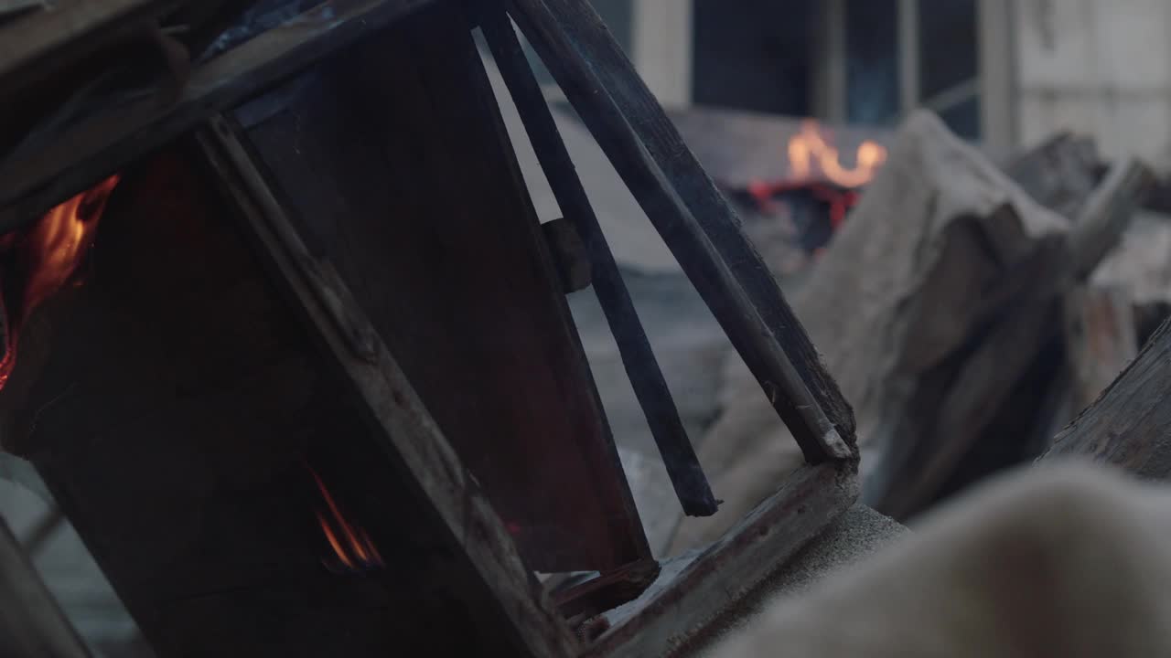 火，烟和火焰在一幢破旧的房子里视频素材