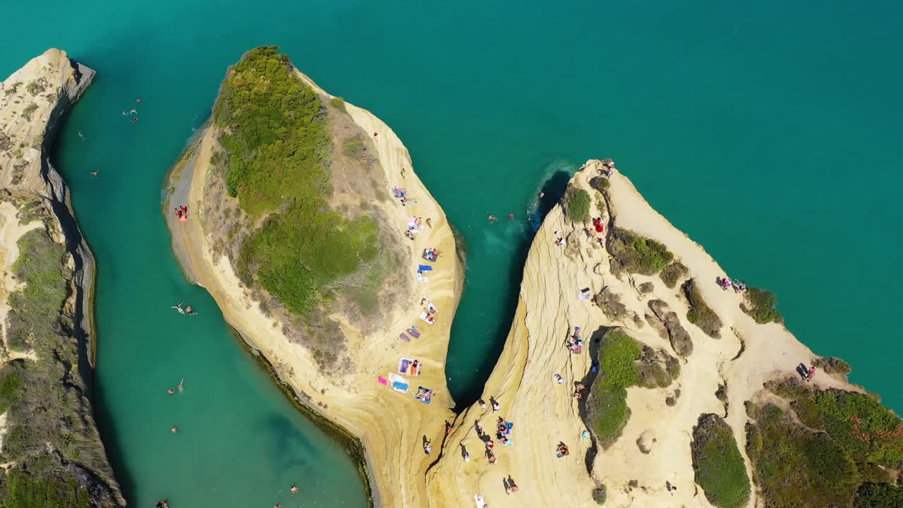 希腊科孚岛西达里著名的达穆尔运河。在希腊科孚岛的西达里度假村里，有美丽的岩石海岸线和美丽的爱奥尼亚海。视频素材