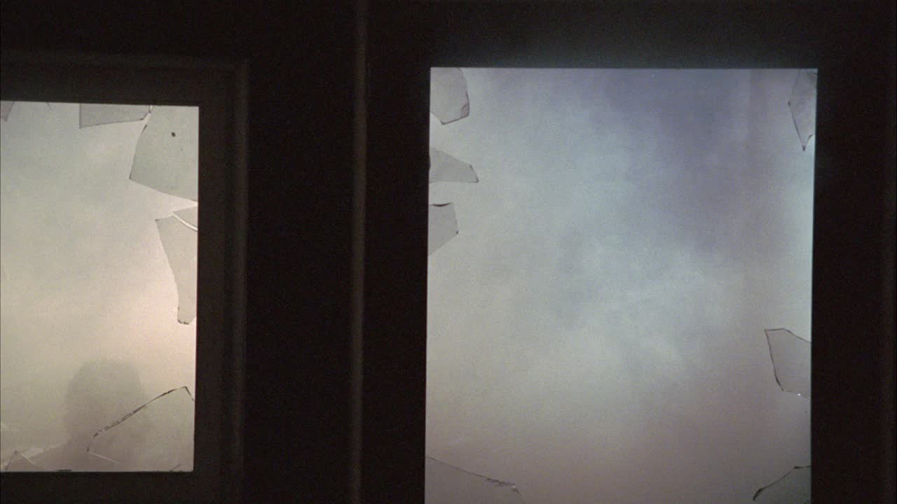 窗户玻璃破碎角度中等。雾。视频素材
