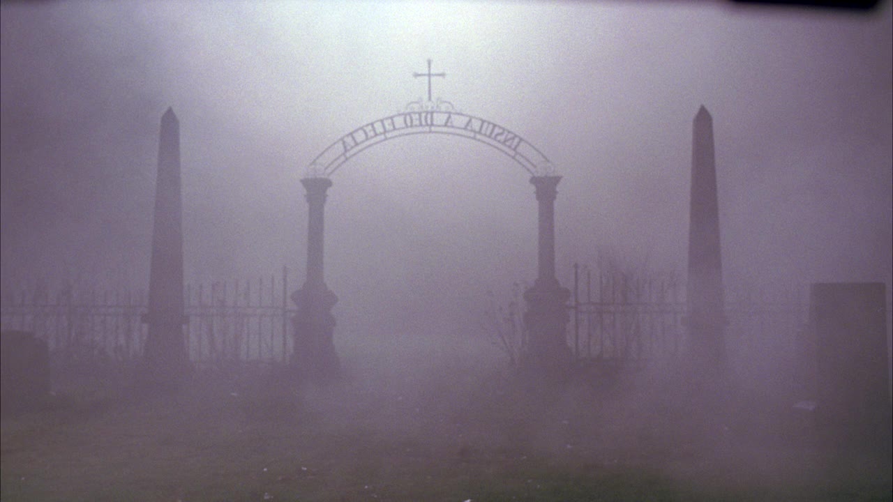 墓地入口大门的广角或有很多雾的墓地。视频下载