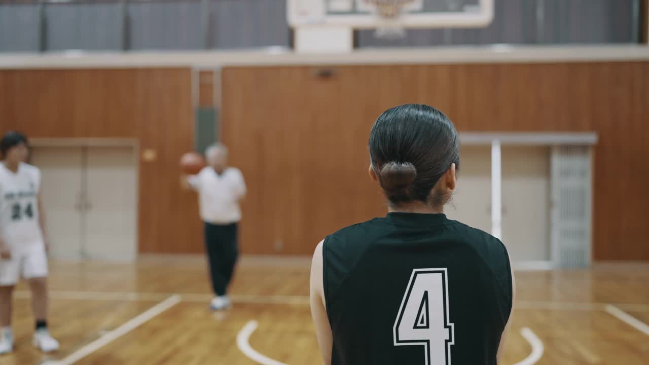 一女子大学篮球运动员在比赛中罚球的中镜头视频下载