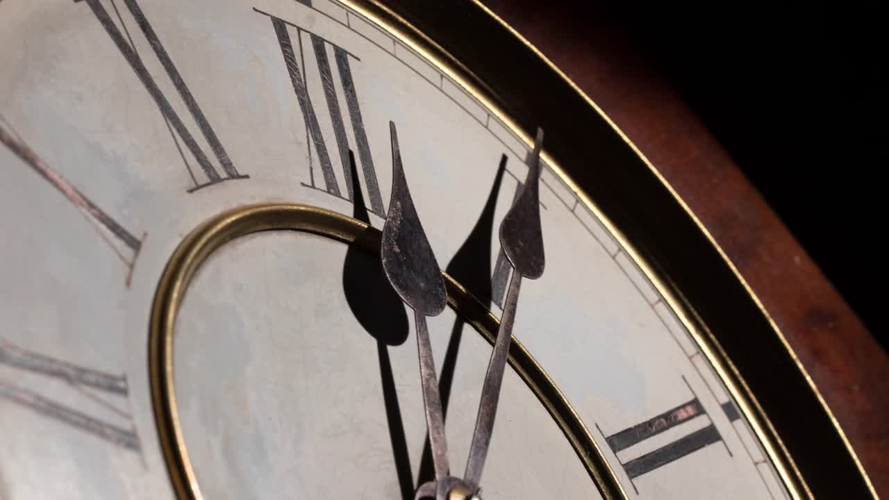 TIMELAPSE, CLOSE UP，一个罗马数字的古董钟视频下载