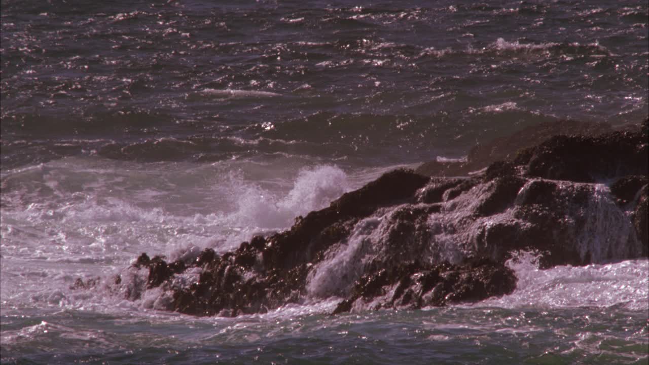 近角崎岖的海岸线。海浪拍打着岩石。60 FPS。视频素材