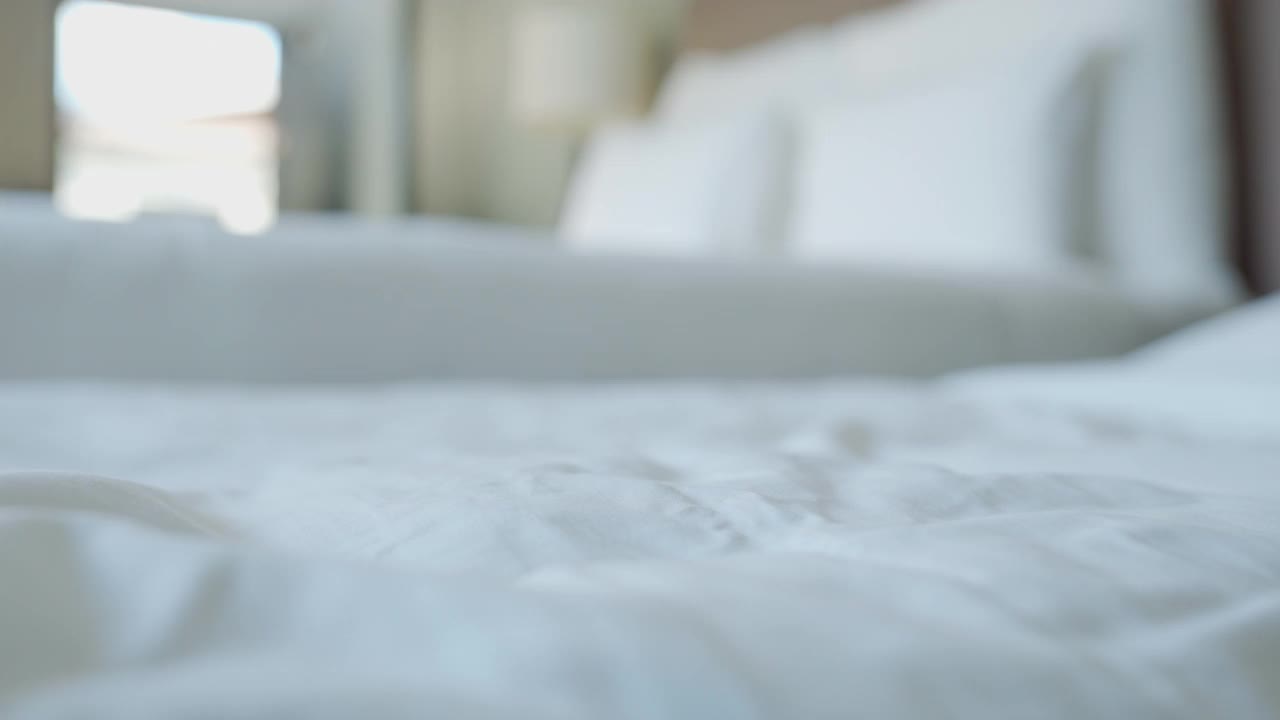 卧室的床上有白色的毯子。视频素材