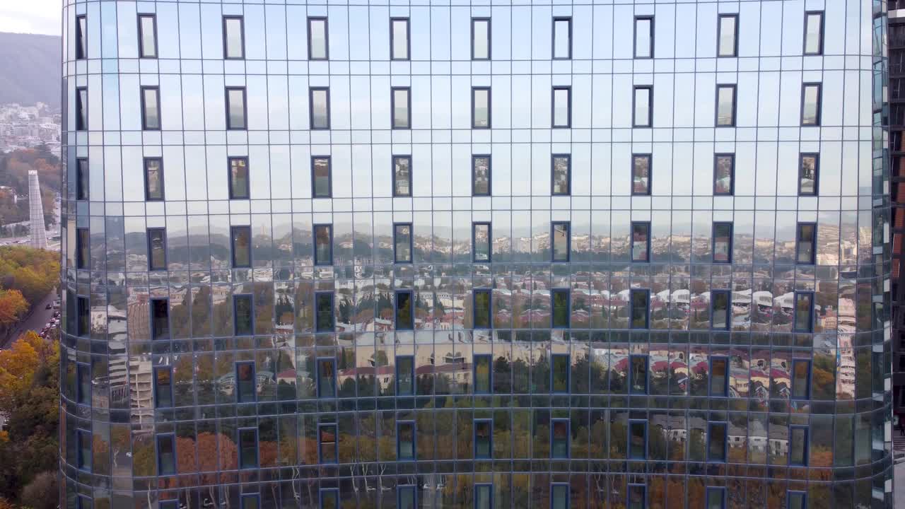 玻璃摩天大楼和城市映像视频素材