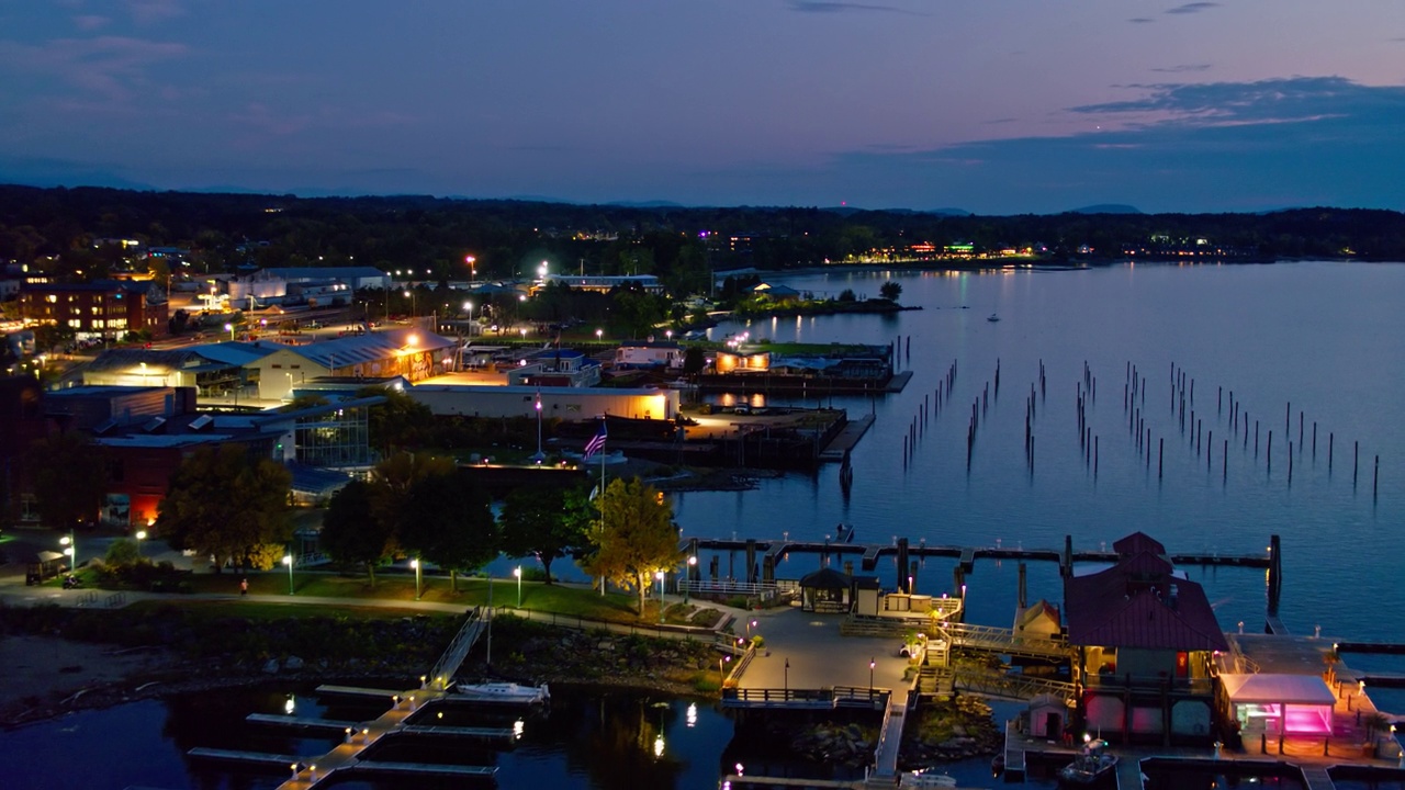 航拍的尚普兰湖在伯灵顿，佛蒙特州夜间视频下载
