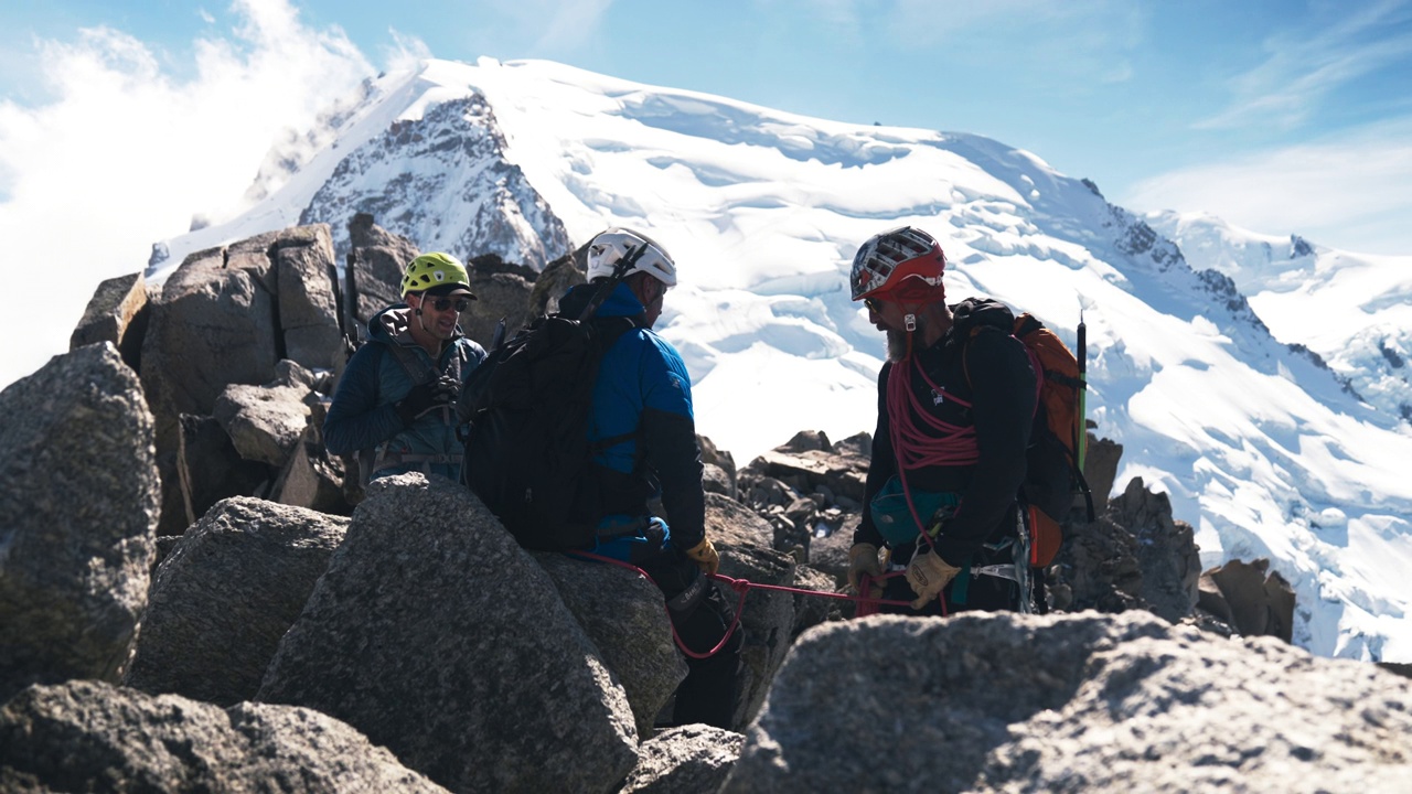一队登山者正在向山顶进发。休息。冬天的冒险视频下载