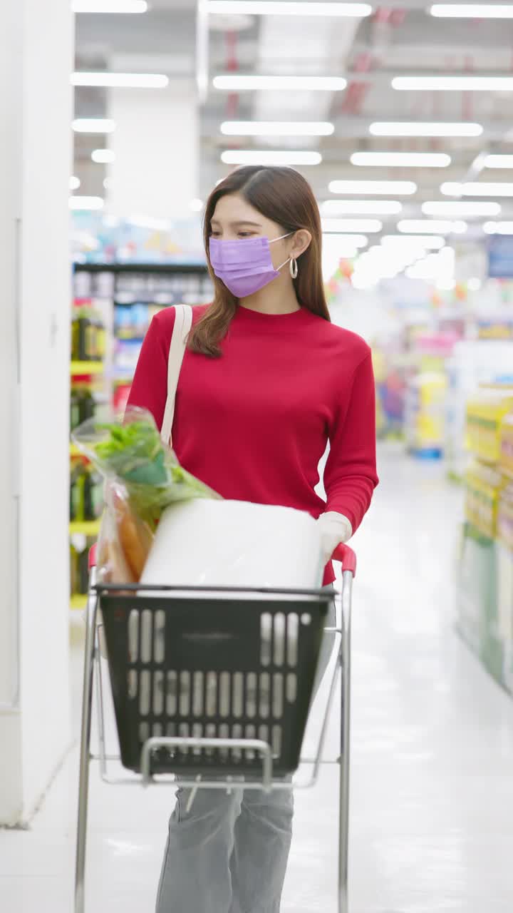 一位妇女走进杂货店视频素材