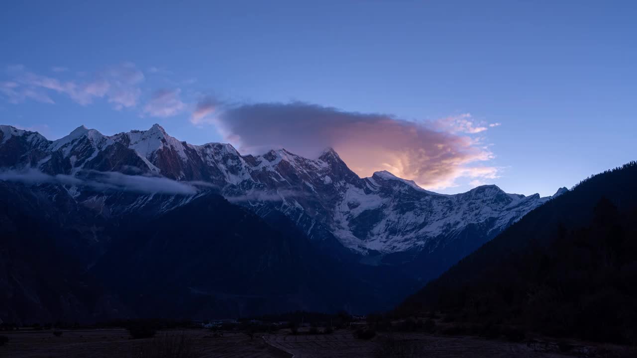 南槎巴瓦峰的日出与透镜状云视频下载
