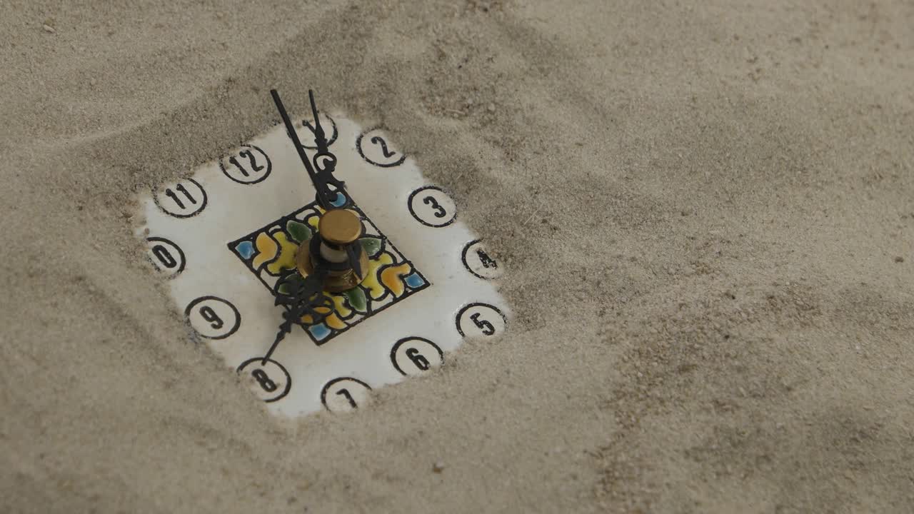 把时钟放在沙子上作为一个象征，那就是把时间放进沙子里视频素材