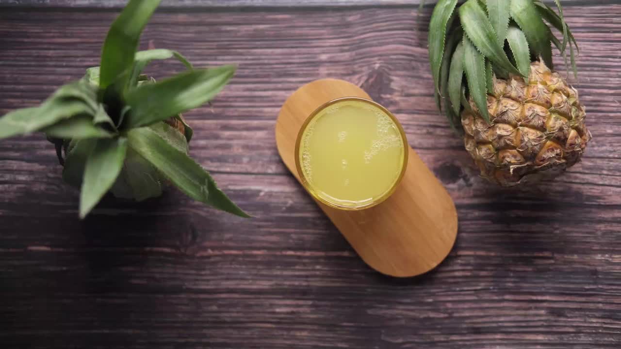 桌上有一瓶菠萝汁视频下载