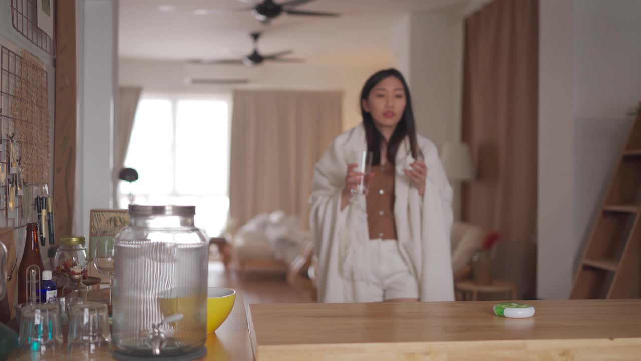 亚洲华人妇女被毯子盖着感冒和流感从每日药丸组织者服用药物
在家里视频下载