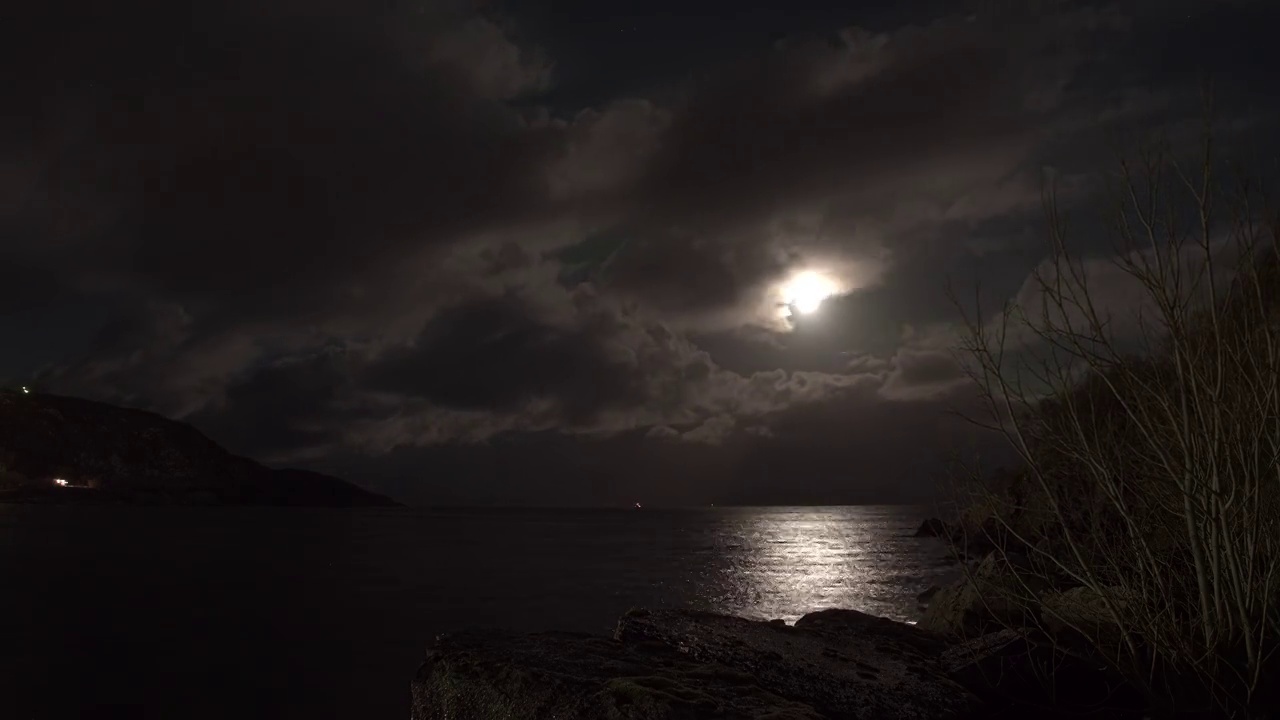 满月与微弱的极光时间推移
在挪威北部的一个港口视频下载