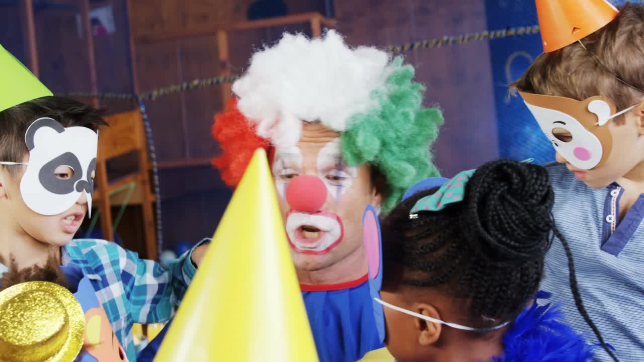 在生日派对上，五彩纸屑飘落在不同的孩子和小丑身上视频素材