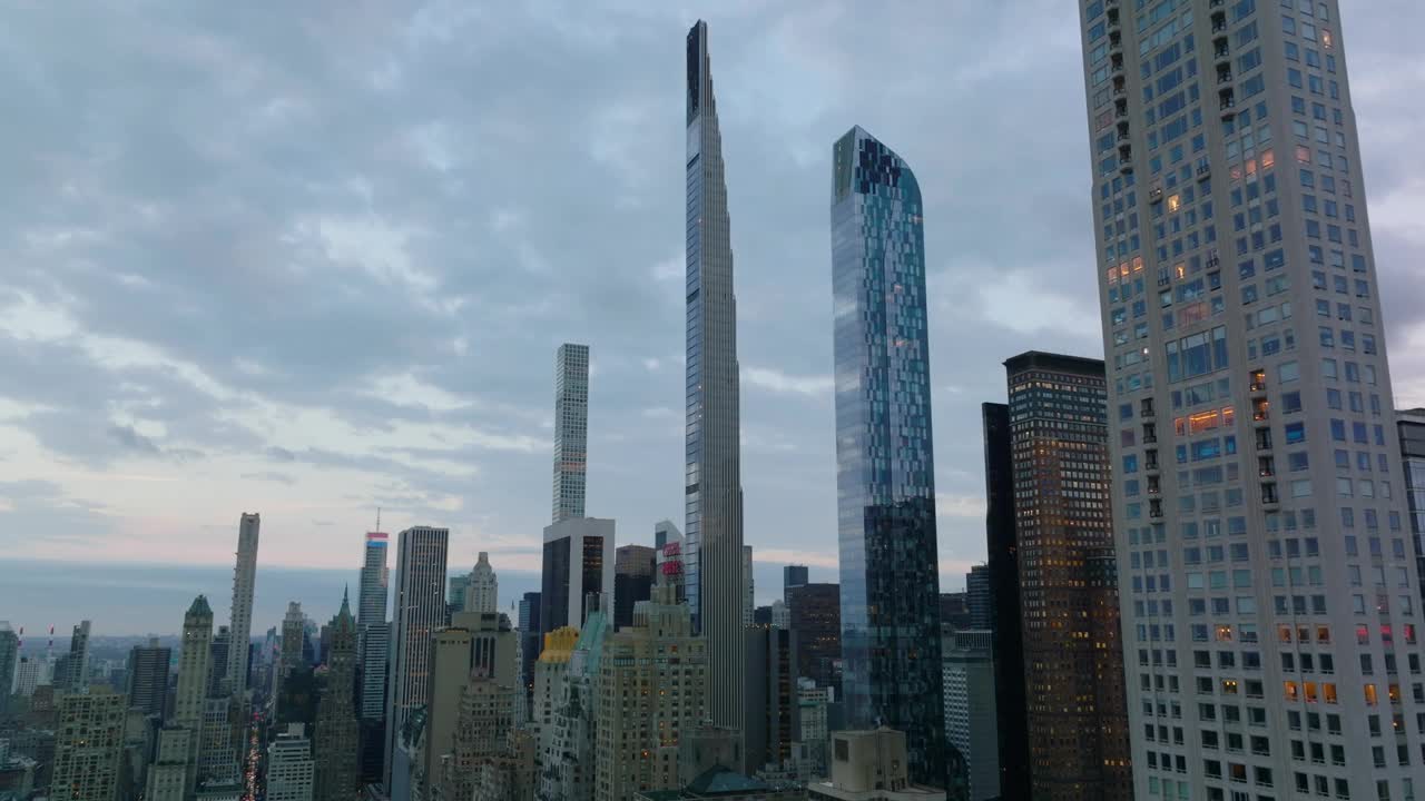 城市中心的一排现代化摩天大楼。市中心发展靠近中央公园。黄昏在秋天的城市。曼哈顿，美国纽约市视频下载