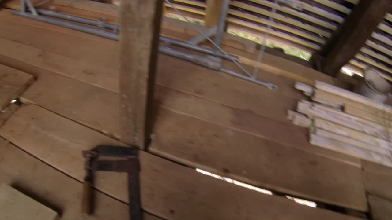 一名男子从一座古老的石塔的木楼梯下到06层视频下载