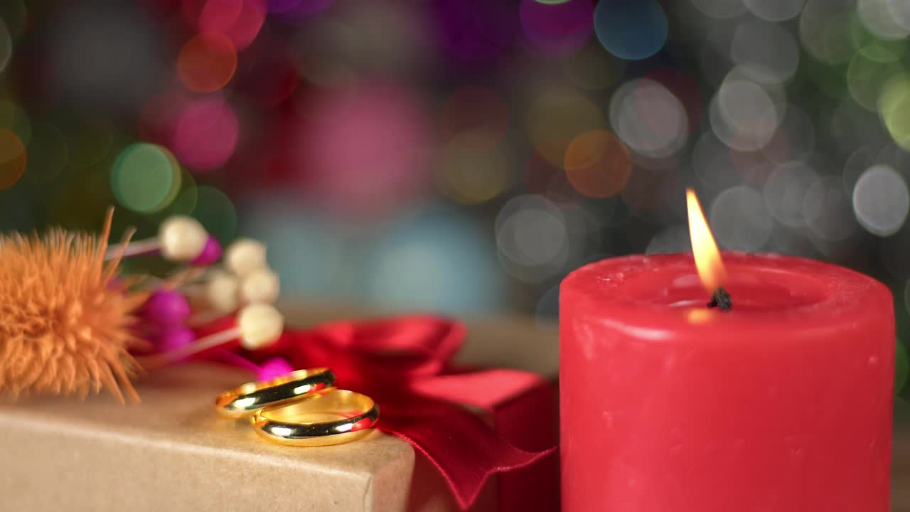 情人节装饰礼品盒和结婚戒指和蜡烛光视频素材