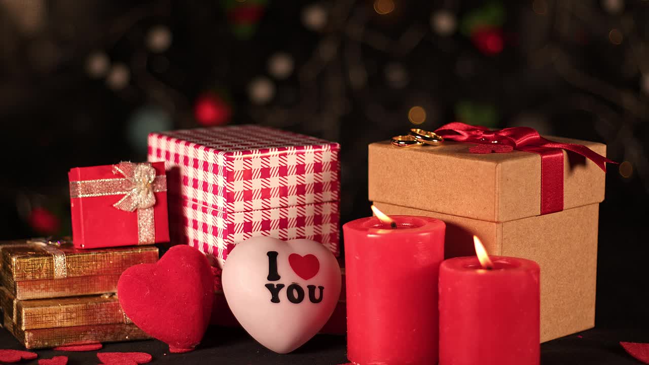 情人节装饰礼品盒和结婚戒指和蜡烛光视频素材