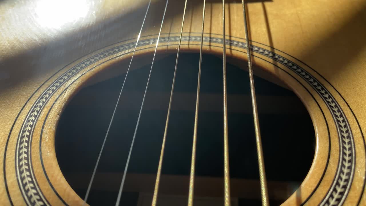 阳光照耀在吉他桥和桥钉上视频下载