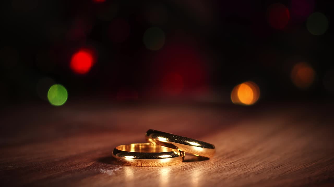 结婚戒指和彩色散景灯视频素材