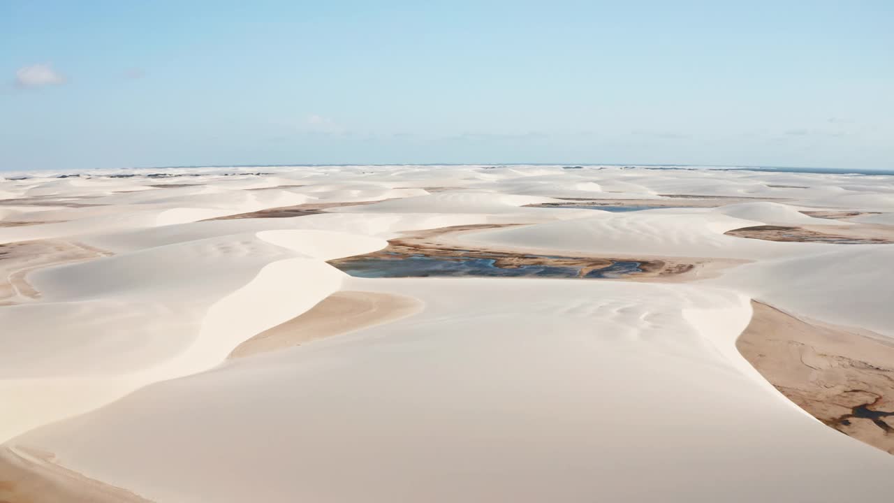 沙丘和泻湖鸟瞰图/ Lencois Maranhenses，巴西视频素材