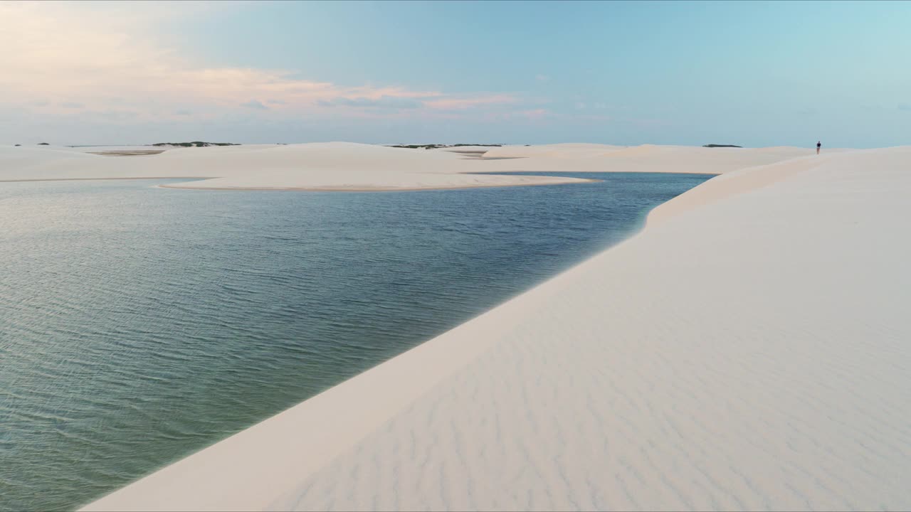 巴西Lencois Maranhenses的沙丘和泻湖视频素材