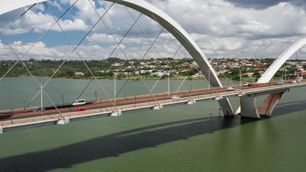 Juscelino Kubitschek大桥和南美拉戈/巴西利亚鸟瞰图视频下载