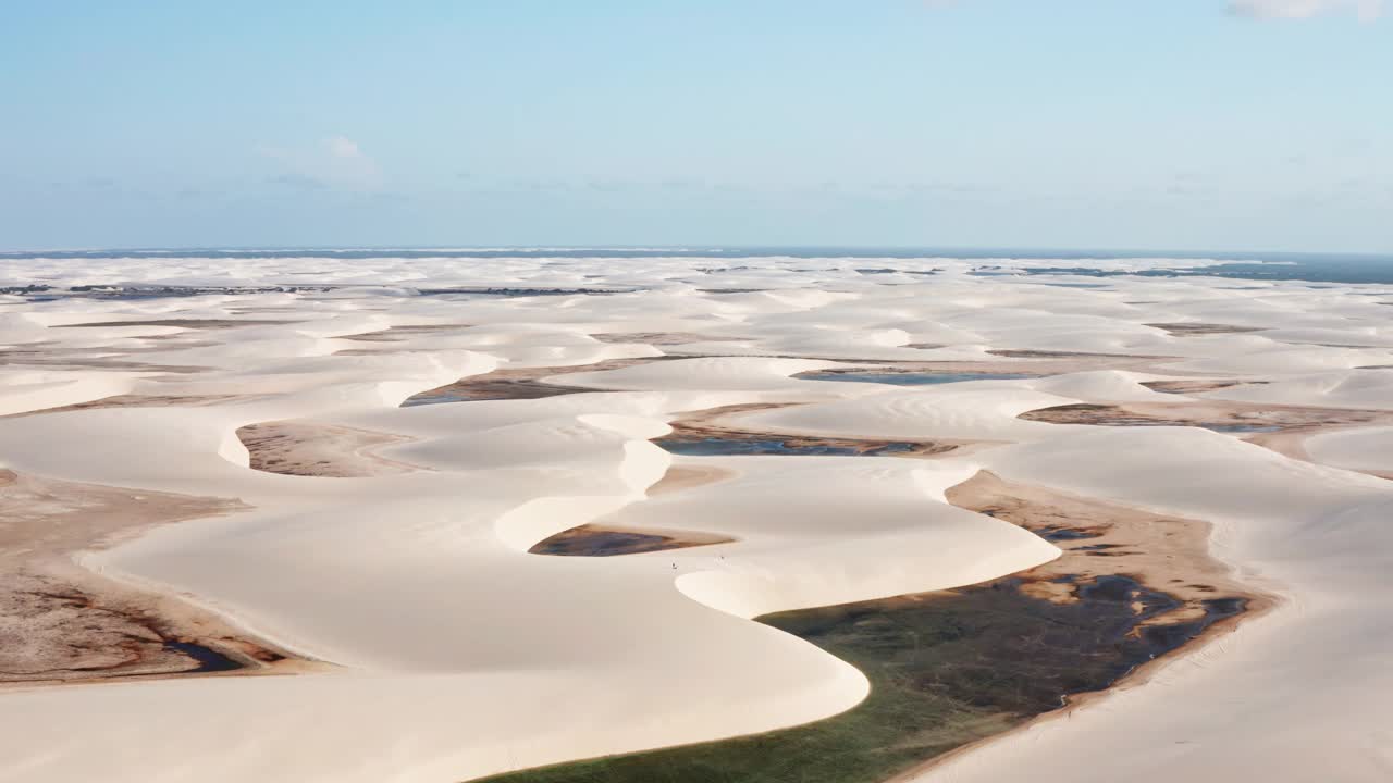 沙丘和泻湖鸟瞰图/ Lencois Maranhenses，巴西视频素材