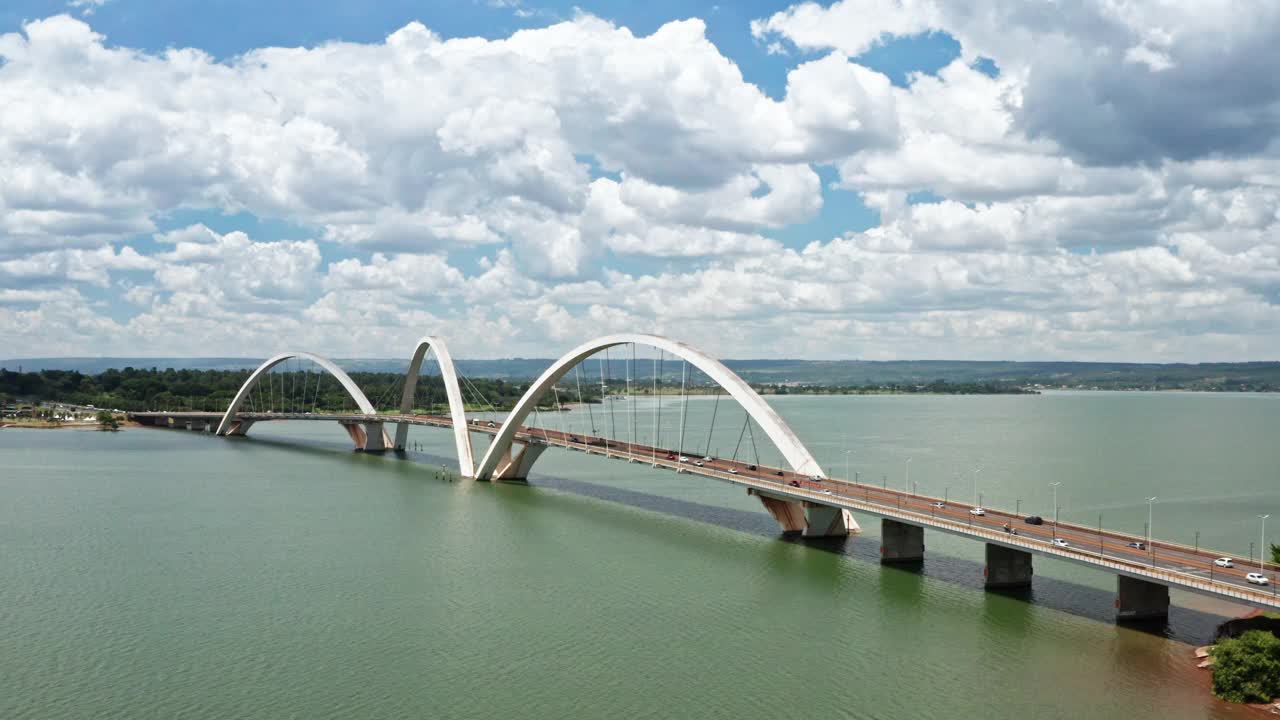 Juscelino Kubitschek大桥鸟瞰图/巴西利亚，巴西视频下载