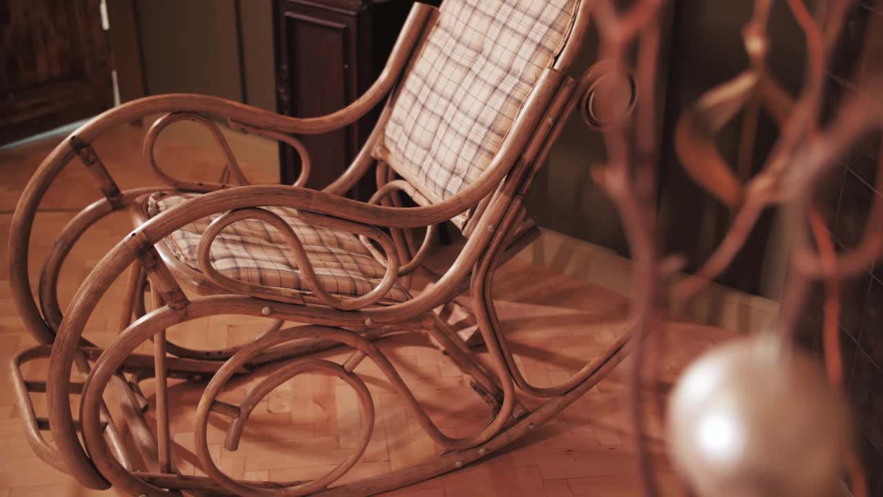 老式摇椅的镜头视频素材