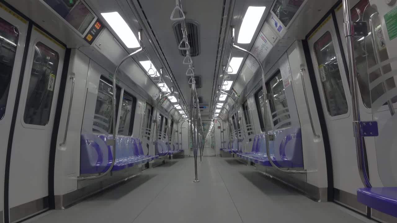 空的地铁列车到达车站视频下载