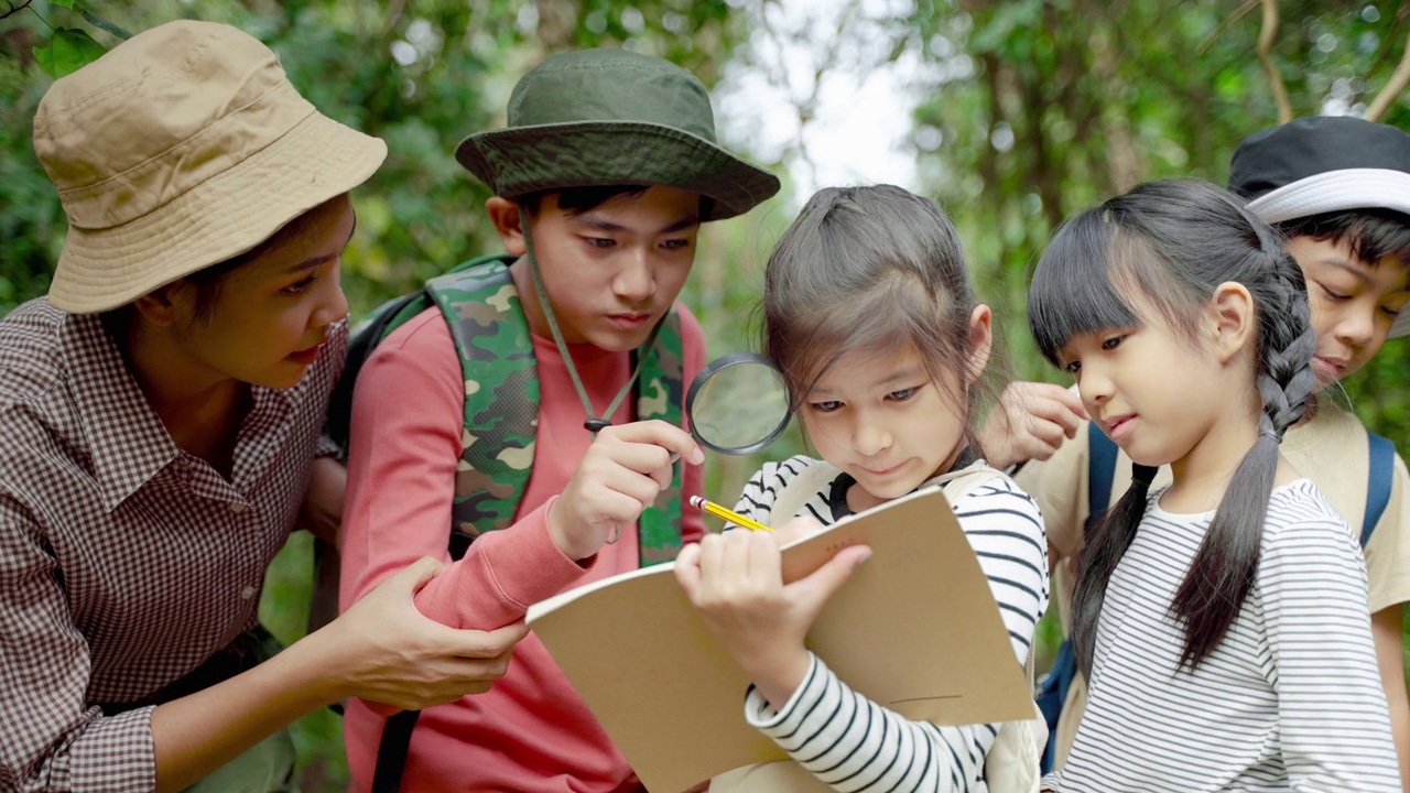 亚洲女性教师正带领学生进行自然之旅，从真实的地方、教育理念和冒险中研究自然。视频下载