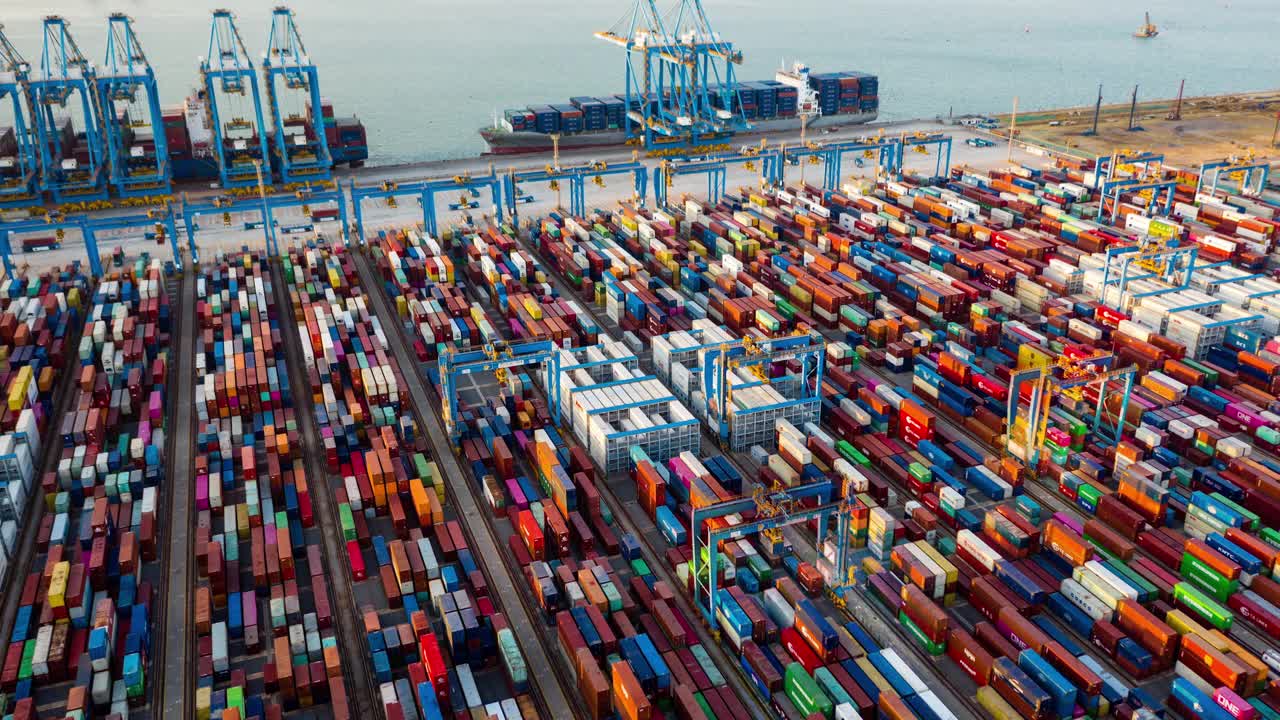 快速运动时间推移。中国山东省青岛市码头商港、商业物流和运输业集装箱货轮无人机航拍视频素材