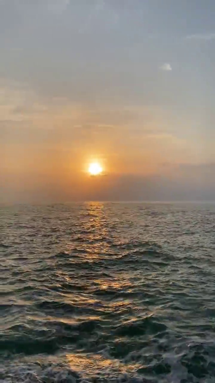 日落时美丽的海景。视频素材