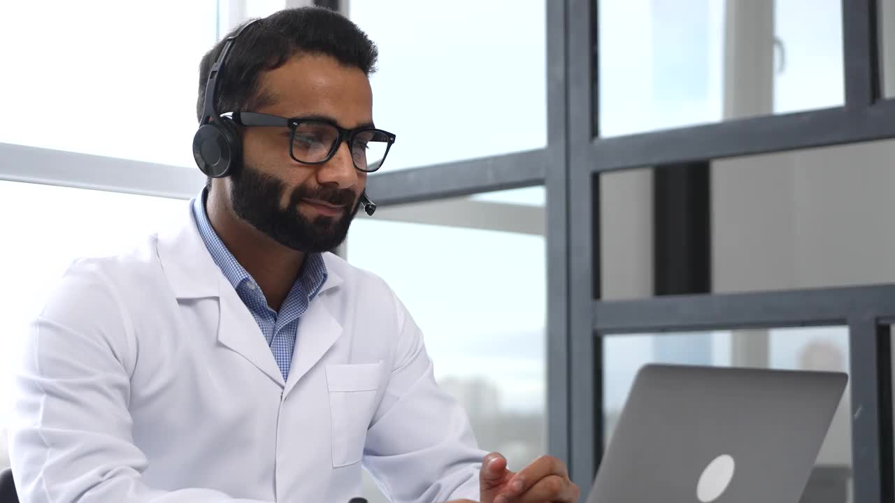 印度医生在线为客户提供咨询，在疫情期间远程工作视频素材