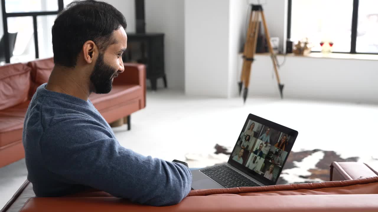 印度一名年轻男子使用电脑应用程序进行视频通信视频素材
