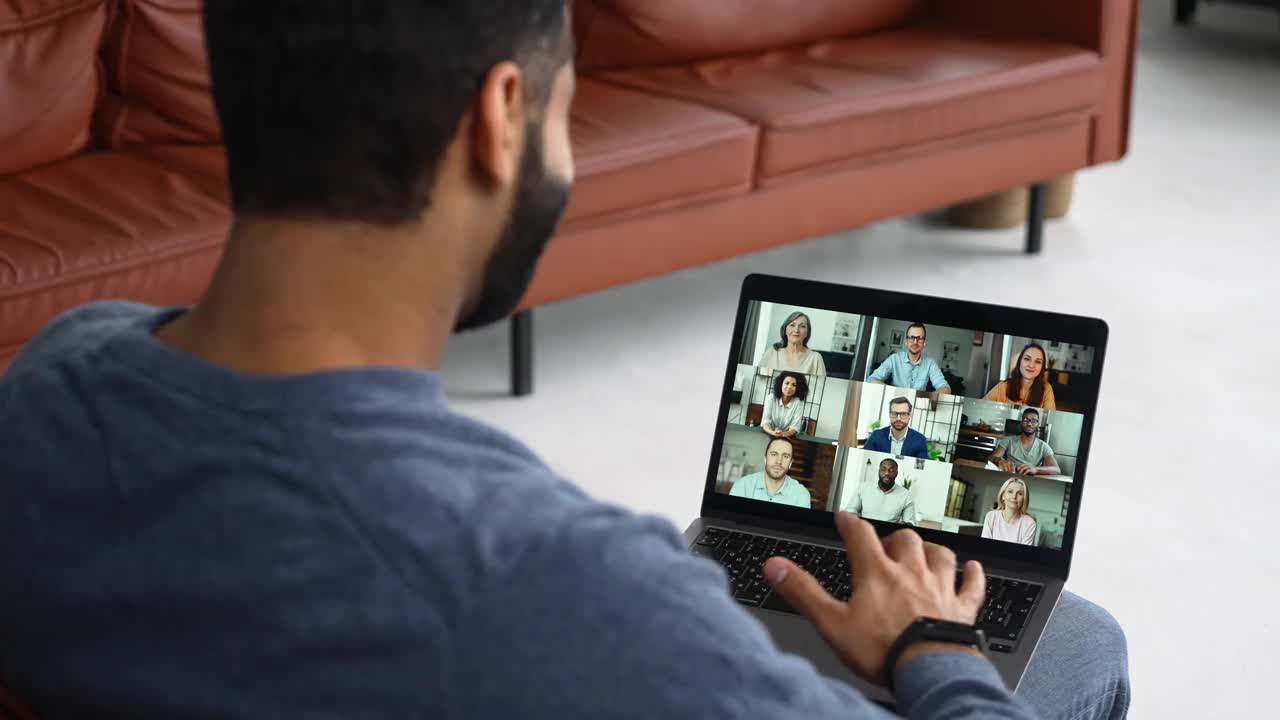 一名印度男子使用电脑应用程序与多人同时交流视频素材