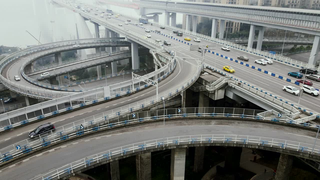 俯瞰复杂的天桥和繁忙的交通视频素材