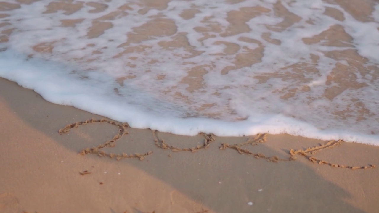 2022年的特写镜头由海浪展现。迎接2022年的新概念视频素材