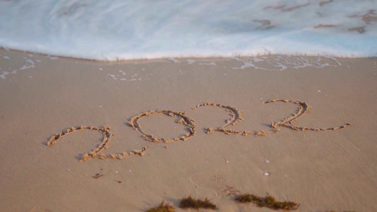 2022年的特写，写在沙滩上的海浪。迎接新年的理念视频素材