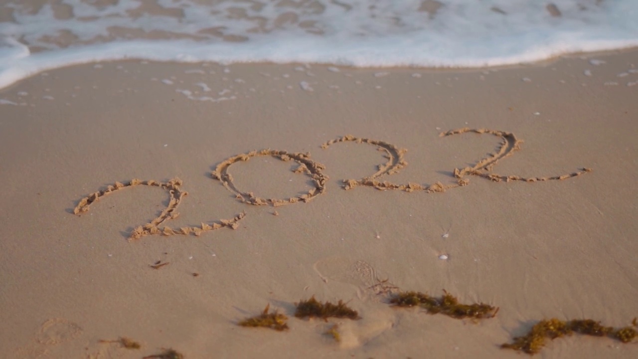 2022年的特写，写在沙滩上的海浪。迎接新年的理念视频素材