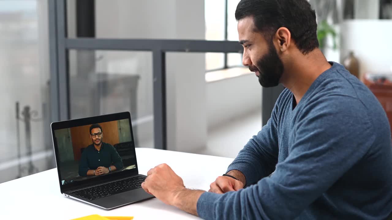 愉快的印度男同事在虚拟会议上互相问候视频素材