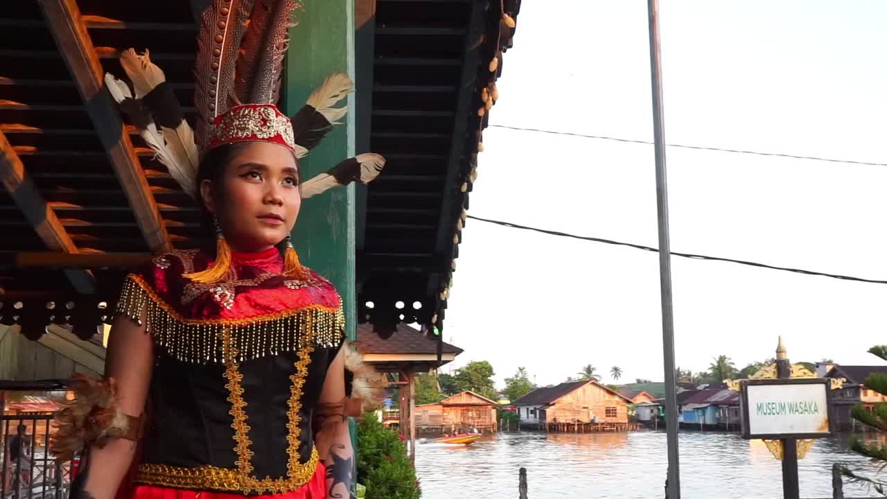 年轻女子Dayak站在河边享受视频素材