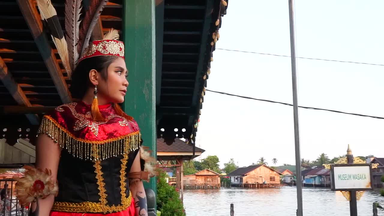 年轻女子Dayak站在河边享受视频素材