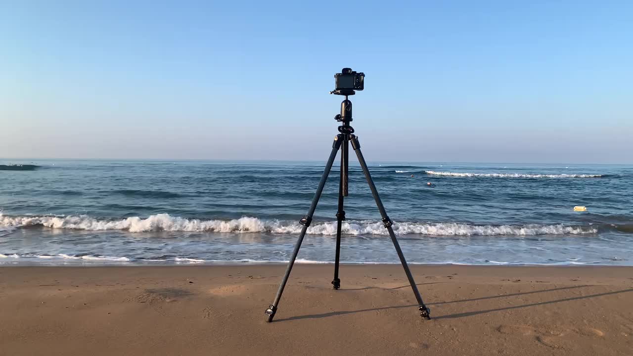 数码单反相机三脚架与海景背景，4K视频视频素材
