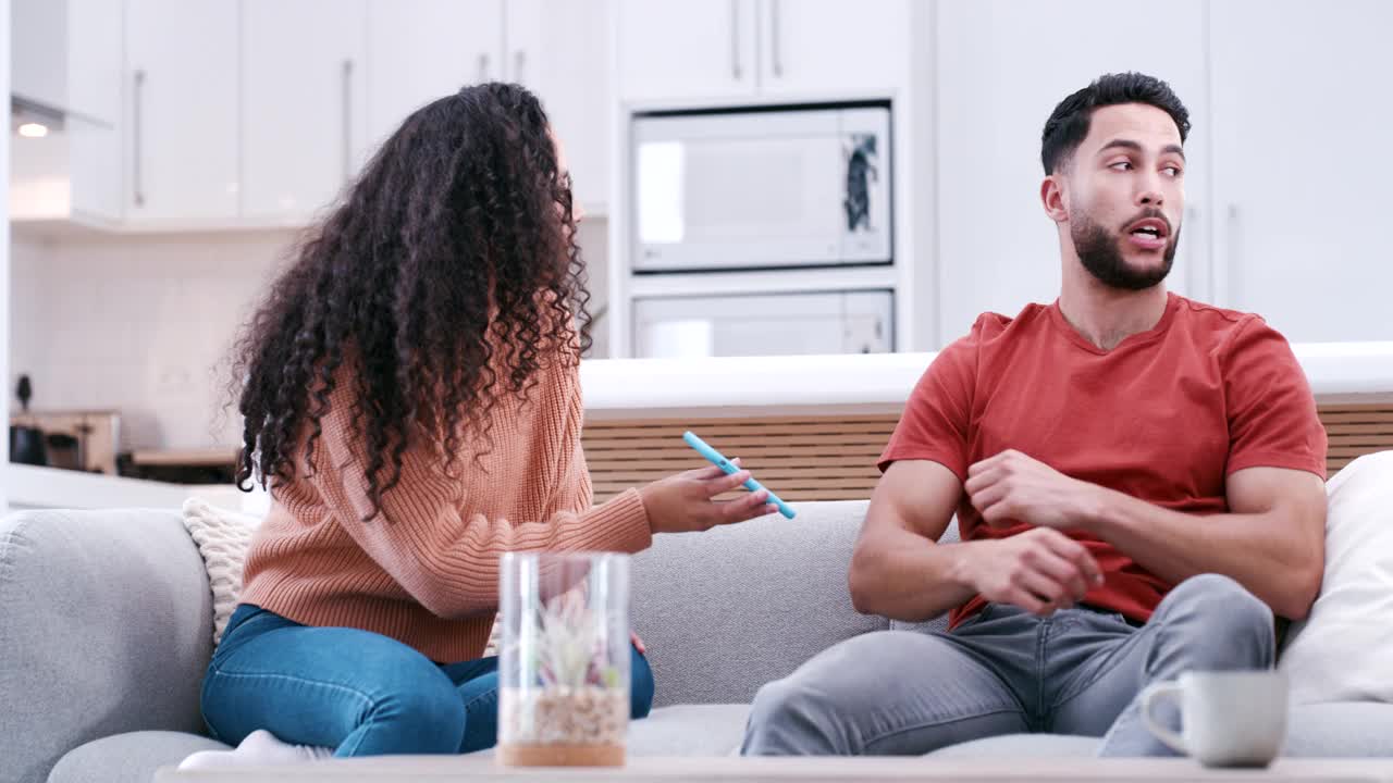 一对夫妇在家里的沙发上为短信争吵的4k视频片段视频下载