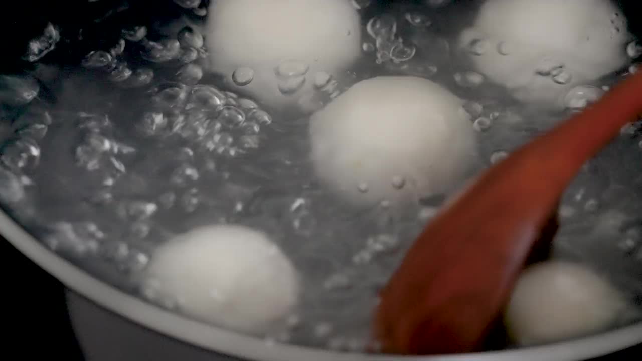 煮传统的大汤圆是冬至节的美食视频购买