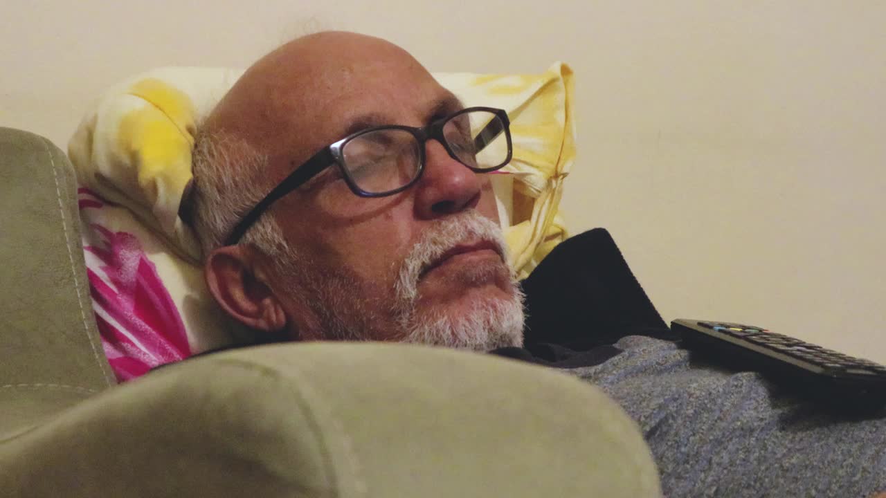老男人看电视的时候睡在沙发上视频素材